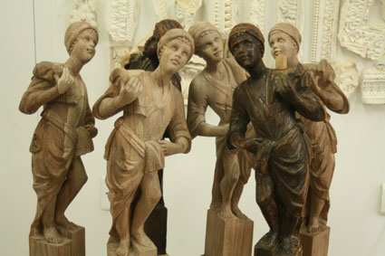 Copie de statues pour orner un fauteuil de style v�nitien, pi�tements et accotoirs